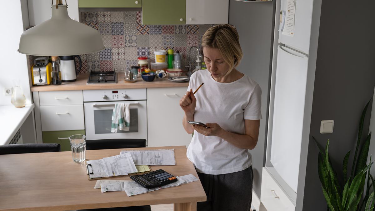Electricity, water and heating bills, a certificate of heirs and apartment keys on a kitchen table.